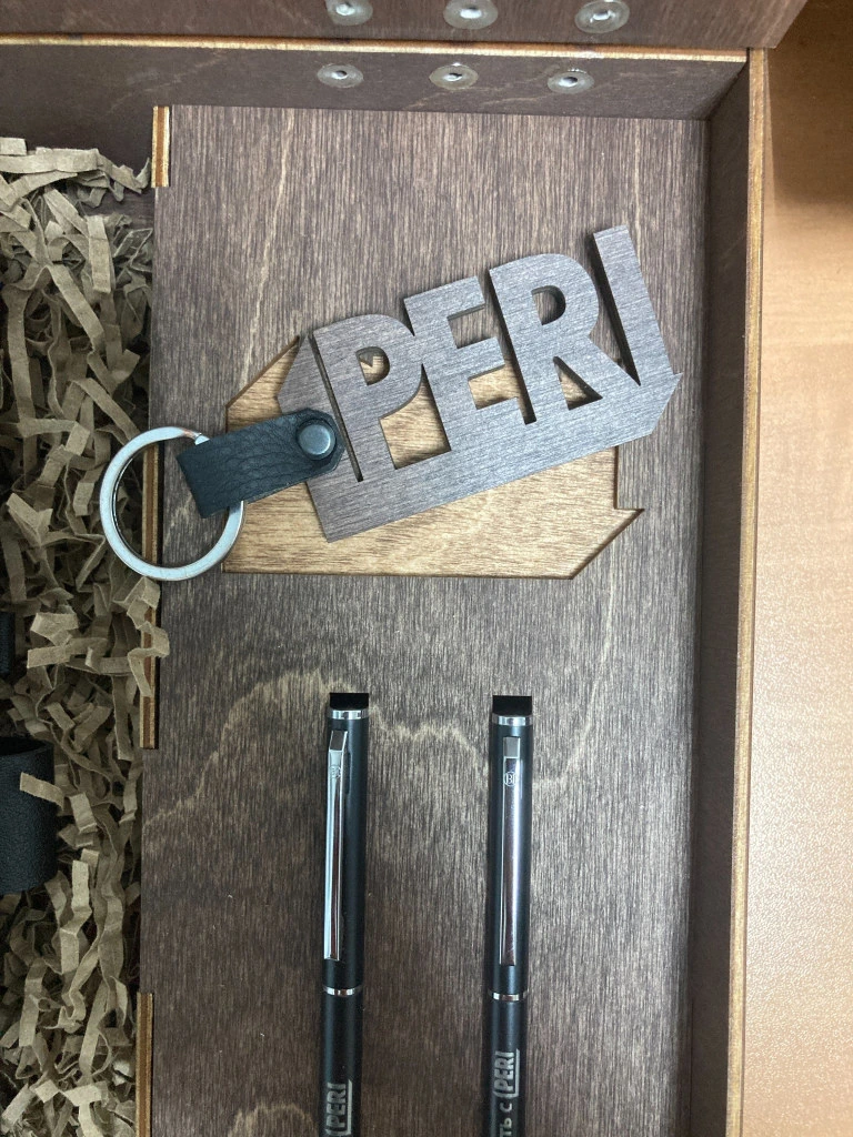 Деревянный брелок PERI с кожаным креплением и металлическим кольцом